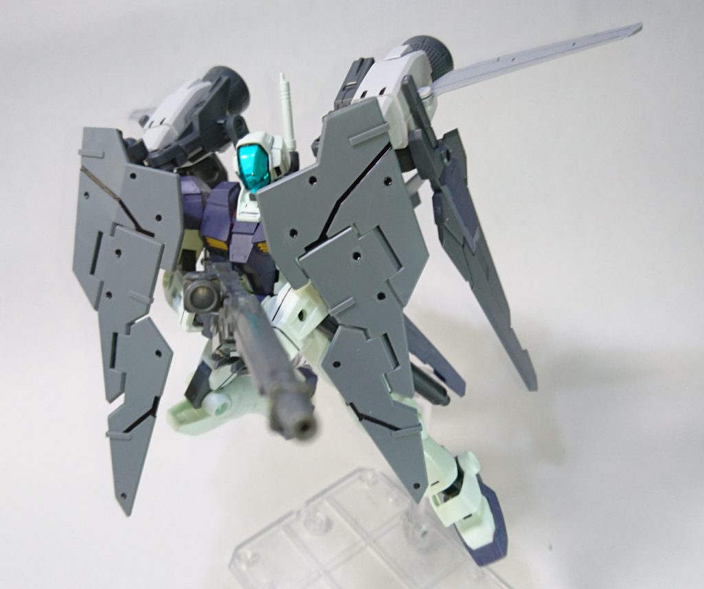 マントのスキマからライフル射撃なことも出来ます。
防御と攻撃を両立できますね。