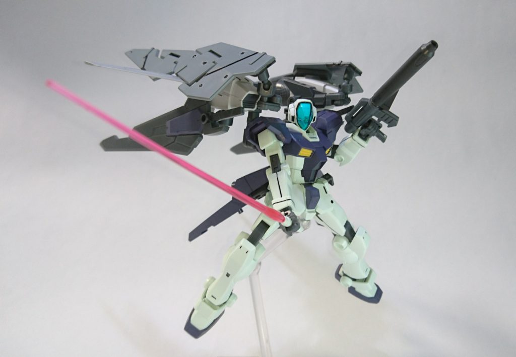 ビームサーベル。
サイドアーム的な使われ方を想定していますがバスターソードの前では霞みます。