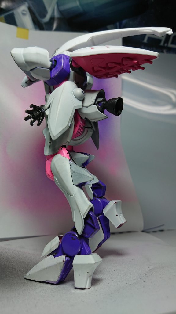 背中にファンネルコンテナをつけています
実は細身ながらきちんと自立できます