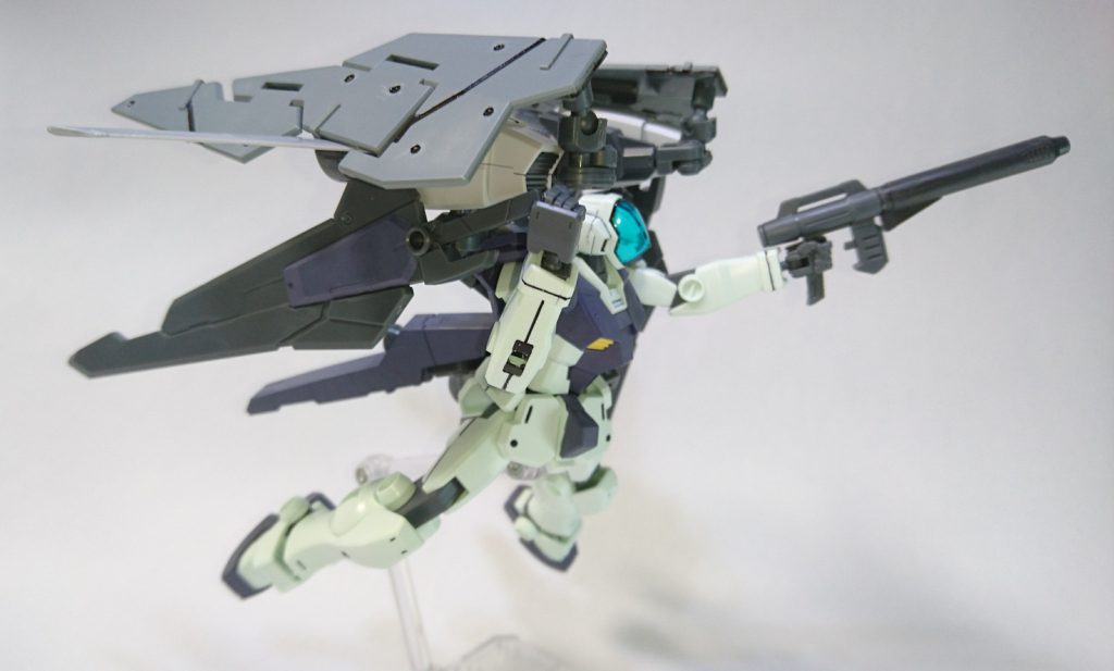 ディフェンサーのサイドアーマーとしてGNバスターソードを使っています。
もちろん取り外しも出来るので・・・