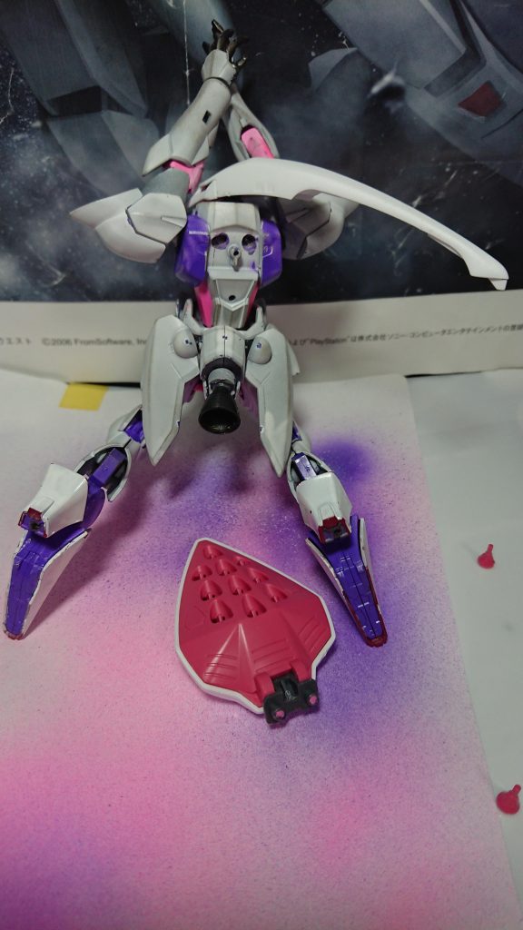 背中に穴をあけて
ファンネル・ポッドをはめられるようにしました