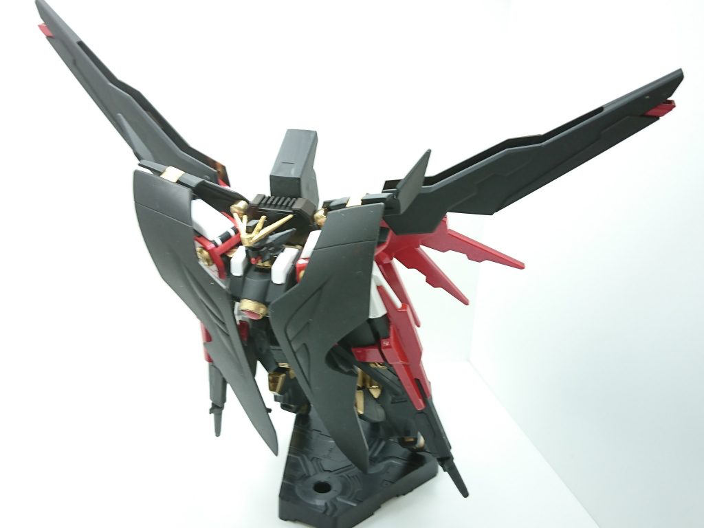 大気圏内を自由飛行できるだけでなく、大気圏を突破可能な程の推進力を持つ。
防御翼は障害物や迎撃から守るためのものであるが、各システムにより最適化されたこの機体は被弾しない。