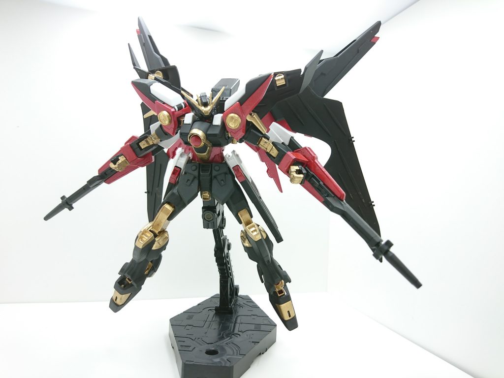 機体カラーは黒と赤で関節部は金色に輝く。
機体の胸にはゼロシステムが赤い鈍い光を放つ。オリジナルのゼロシステムと異なり、本機のゼロシステムは「どうせならEXAMやALICEとかも実験してみよう」というマッドな開発者の遊び心から開発された混ぜるな危険なシステム。思いついたシステムを片っ端から組み込んだため、作った当人達ももはや何システムかよく分からなくなってしまった。
この複合型ゼロシステムは操縦者の精神に負荷をかけるため電脳仮想空間において安全性が確保出来ないこと、複合型ゼロシステム自体がGBNのシステムに干渉を始めることから使用が禁じられた。