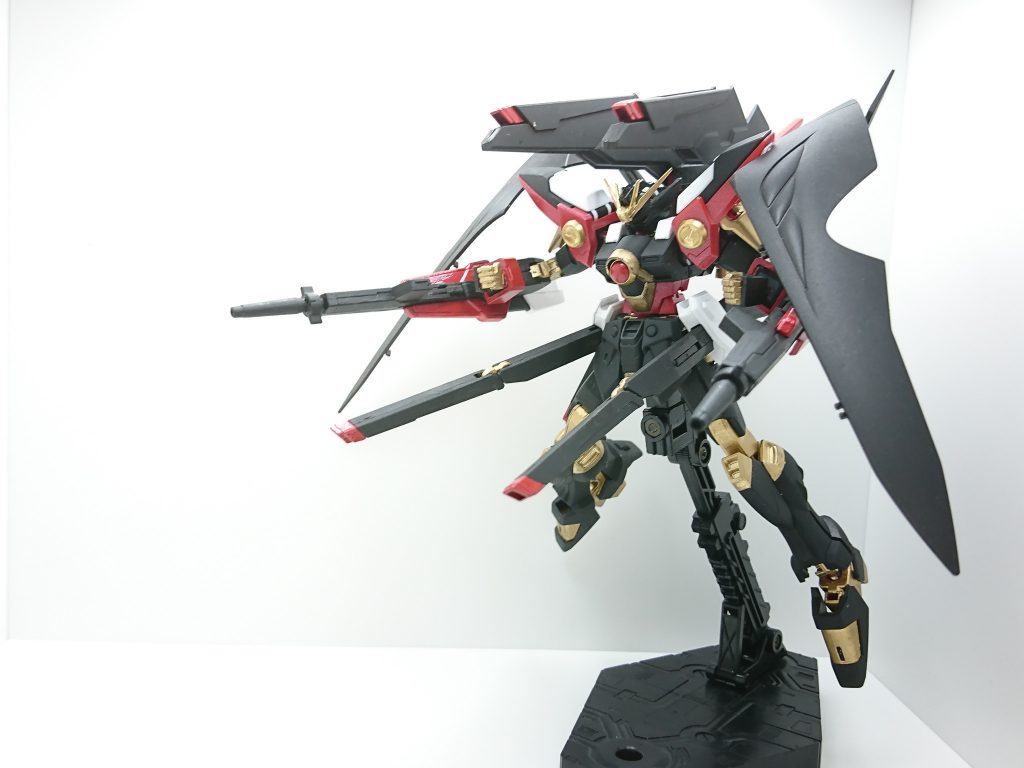 武装は両腕に装備した機械穿孔電子軌道放出式バスターライフル、腰部超電磁砲、推進翼骨格に内蔵された加粒子砲。
一斉射で月面を抉るほどの威力を持つが、その性能ゆえに消費エネルギーは莫大。