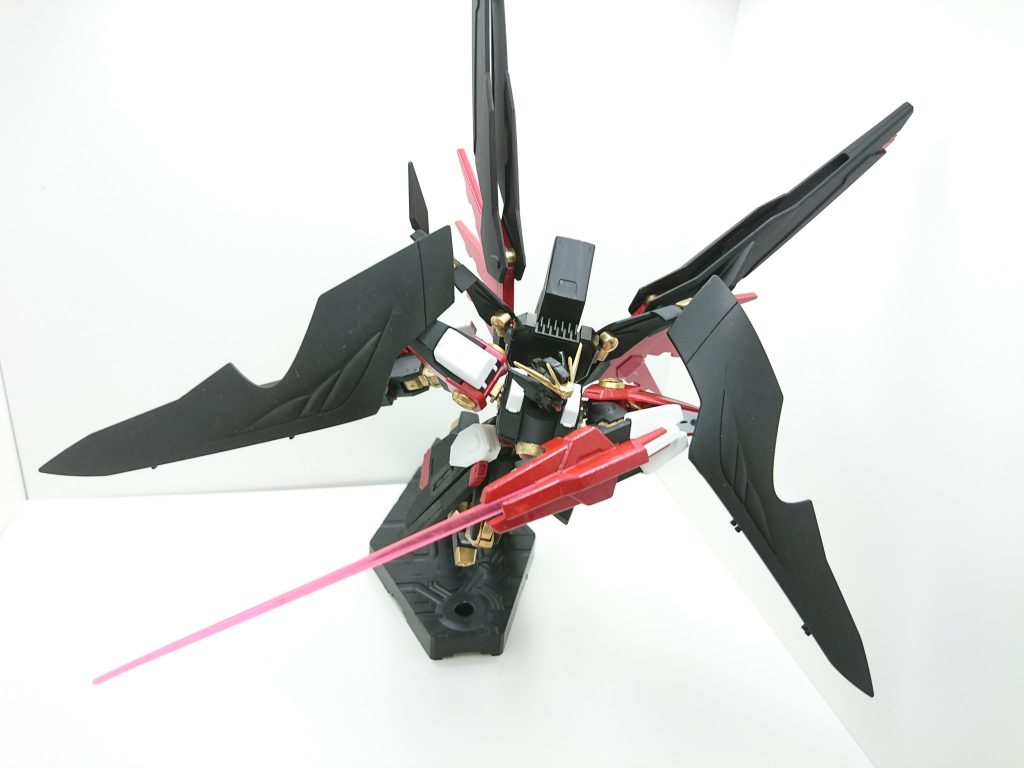 本機が高速戦闘で燃え尽きないのは、防御翼による空気抵抗を限りなくゼロにすることが可能であるためである。
これを可能にするのが本機に搭載される複合型ゼロシステム。