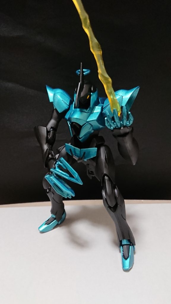 機体名：ゼダスH(ホープ)

[武装]ビームバルカン(左手)、高出力ビームバルカン(右手)、クロー、胸部ビーム砲、高出力ビームサーベル、??、となっている。

[総合スペック]1.0～13.0の内。
8.0～8.5と想定。

ゼダスHは足が付いてはいるが地上ではバランスが保てず上手く歩けない為宇宙でしか運用しない機体となっている。
群を抜いた(瞬間)火力を持ち特定の条件を満たし強化形態になるといつも以上に高火力な攻撃が出来る。
しかし強化形態に入ると攻撃をする度に自機に負担が掛かり10回も攻撃すれば自爆すると思われる。

右手の高出力ビームバルカンは通常のビームバルカンより高火力でリーチがあるが反動が大きく撃つ度に少し腕が震え狙いを定めて撃っても当たらない、運を味方につけでもしないと直撃はしない。

??は右腕部から放出される大火力な接近戦に使われる武器で右腕に負荷を掛けながら繰り出す、威力はビーム兵器を相殺するのは勿論ひと振りで小型のコロニーを破壊出来る程。
その為敵に接近して使うとしても絶対つばぜり合いにはならない、連発すると腕にヒビが入り砕ける。