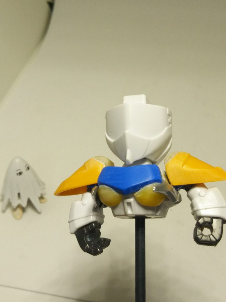 胸部はLBXアキレスのスカートと光硬化パテ、肩は部隊兵の足です