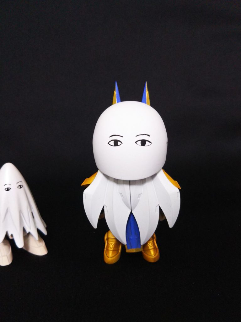 頭部を前後逆にしてオプションパーツを付けると…隠し形態「アサシンモード」に変身します！