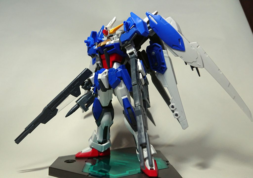 全身像　ストライクガンダム　どのような状況下でも戦い抜けるストライクというコンセプトにて作られた本機は、ストライクノワールのコンセプトを発展させ作られた（らしい）