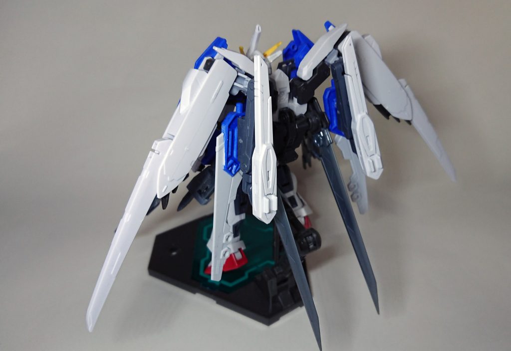 その為、ストライカーパック全部乗せを実現させたノワールストライカーを参考に開発したアドヴァンス・ストライカーには、高機動ウイング型ブースター、大型剣、ビーム砲が搭載されている。