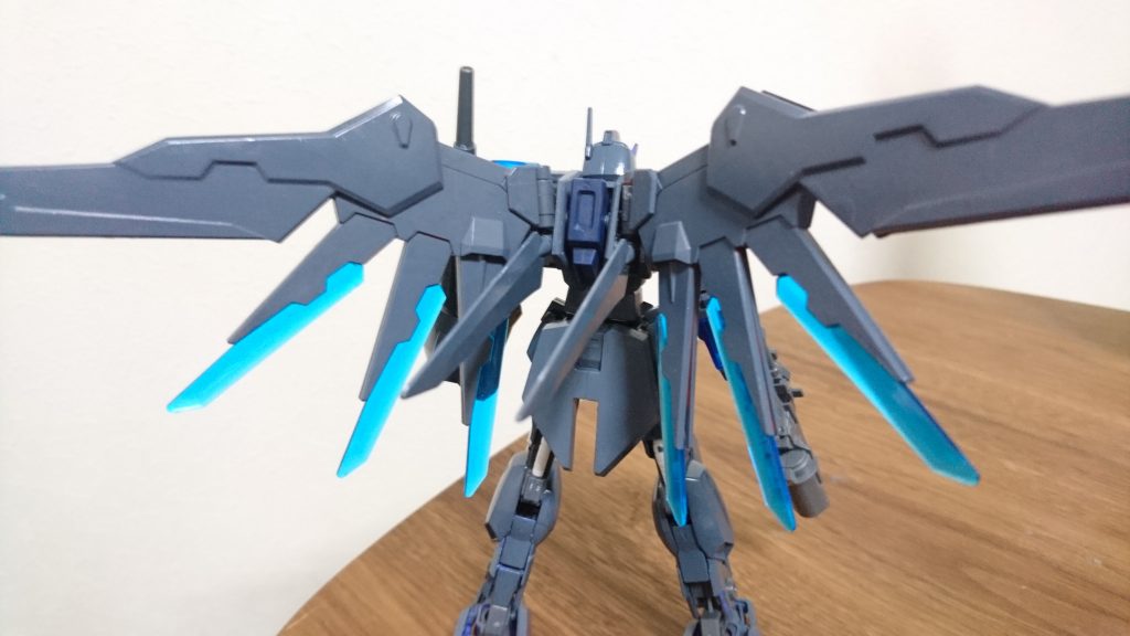 羽を展開するとこんな感じです、