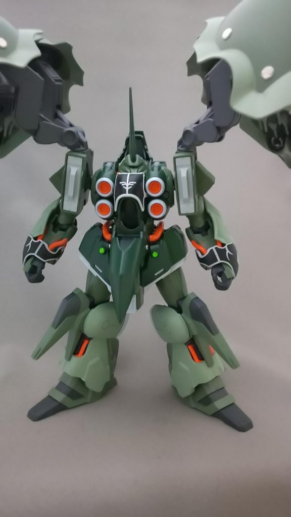 正面から。モノアイは見えてませんが、ブラックライトを当てるとグリーンに発光するようにしてます。