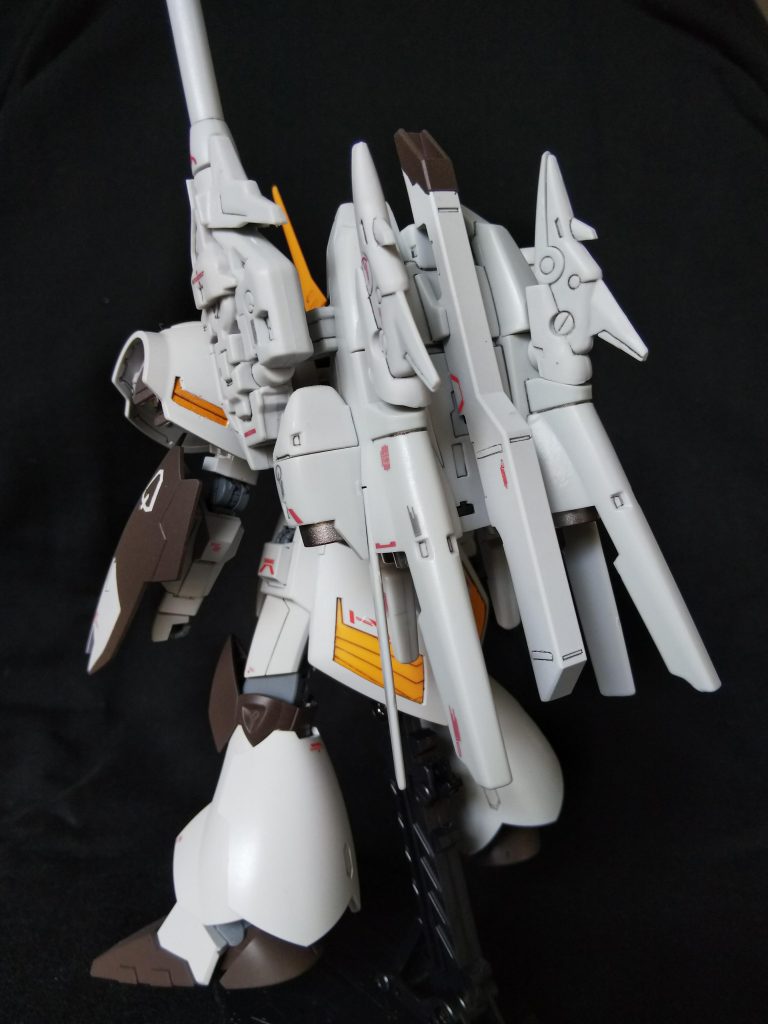 本体はデンドロビウムに合わせて灰色9号メインで塗装し、赤いマーキングデカールを貼付。