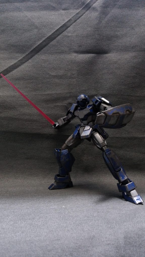 ビームサーベルを構え。腰アーマーに携帯しているビームサーベルなんですが、内側から押すことによって、取り外しがしやすくなってました。