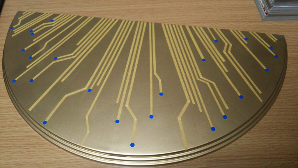 ディスプレイ台は百均のプレートにマスキングで作りました。