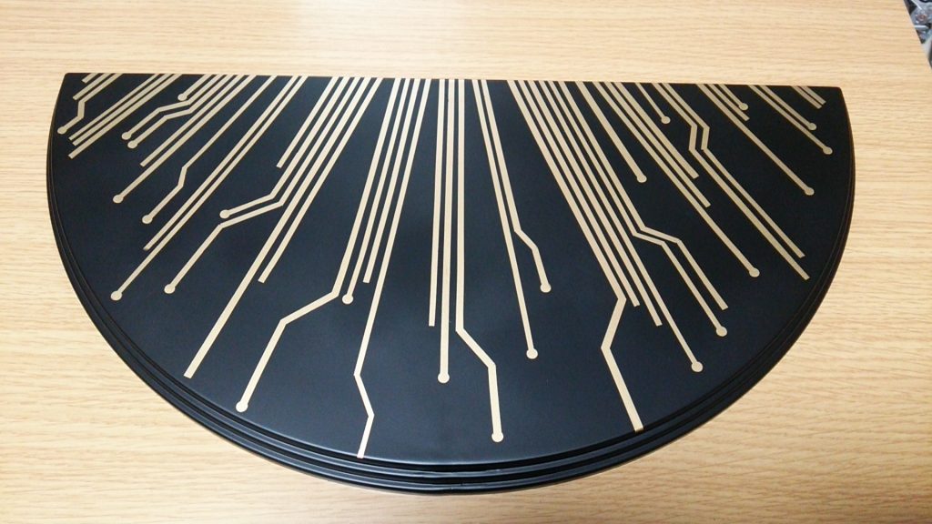 ゴールドの上からブラックを塗装してマスキングを剥がすと完成です♪