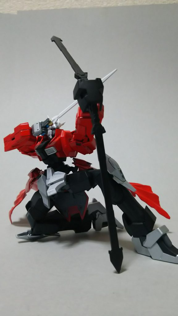 【TYPE-UBW】が使用する矢はこれも特殊であり、召喚した“剣”を矢として変形させそれを放つのである。使用するつるぎによって威力や性質か異なるため、様々な戦況に合わせる力を持つだけでなく、相手のガンダムに対し有効的な攻撃を繰り出す事も可能。補足だが【TYPE-UBW】が好んで使用する矢は“偽・螺旋剣”と呼ばれる刃が螺旋状の形をした異形の剣である。