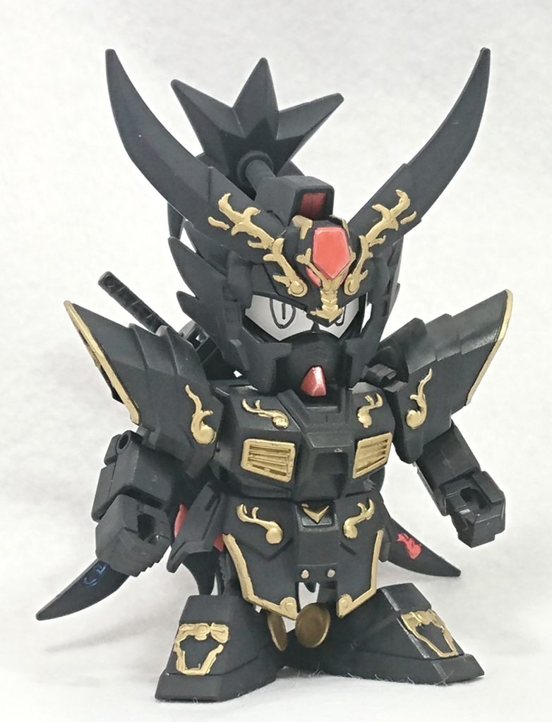 前から。メタリックのガンダムマーカーで気軽に手軽に作りました。
黒と金でカッコよくならないわけがない(暴論)。
好きな目を描き込んでみよう!なシールがあったのでここぞとばかりに悪役っぽい瞳に。