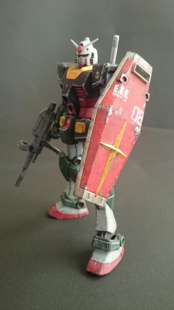 足裏の肉抜き埋め、腕、ランドセルの穴の蓋を作成。おまけで壊れたシールドを旧ガンダムからとって作成。塗装はシタデルで全塗装、ガンダムデカールを色々使って貼りつけ。プレミアムトップコートして、汚して完成。EFSFの、デカールがてに入らず、EFFになってしまったり、細部は設定と異なるところが多々あるけど雰囲気重視です。延べ6日ですぐ完成でき、楽しく作れました。
閲覧ありがとうございました。