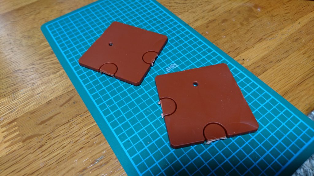 台座はパズル型の部分を切り取って埋め込み、正方形にした上から布(麻)をかぶせています。
最後までご覧くださりありがとうございました。