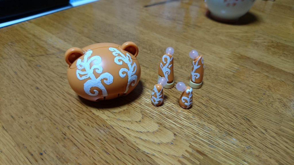 組立前。
ウクレレボーイは粘土で大部分を覆ってしまう腕と足にも柄を入れ、裾からチラッと柄が見えるようにしました。