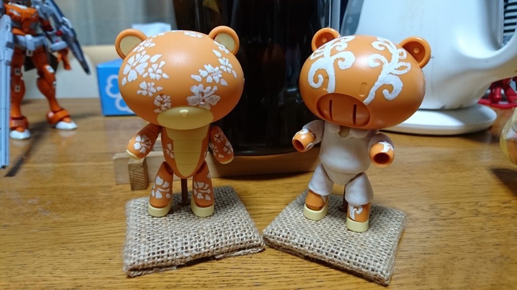 装飾前。
装飾がない状態でもぬいぐるみや民芸品のように見えるといいなぁ…と思いながら絵付けしています。