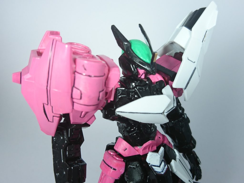 上半身アップです
実は特徴的なバーコード顔も再現しようかと思いましたが、どこかガメラ怪獣のイリスめいた頭部形状が気に入ったのでほとんどいじっていません
右肩のSDアストレイの頭部は、SD形態を製作しようとした名残です
ちなみに機体名のコードネイムは、バーコードとコードネームをかけてます