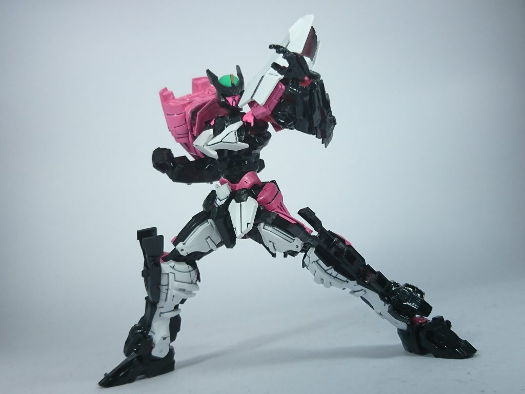 実はアストレイノーネイム自体がそんなに可動域が広くないことをちゃんと知ったのは塗装したあとだったため、ポーズ決めには少し苦労します……
あ、個人的にこの足に関してはすごい気に行ってます、色合いが完璧じゃないかと自分でも思っちゃいます