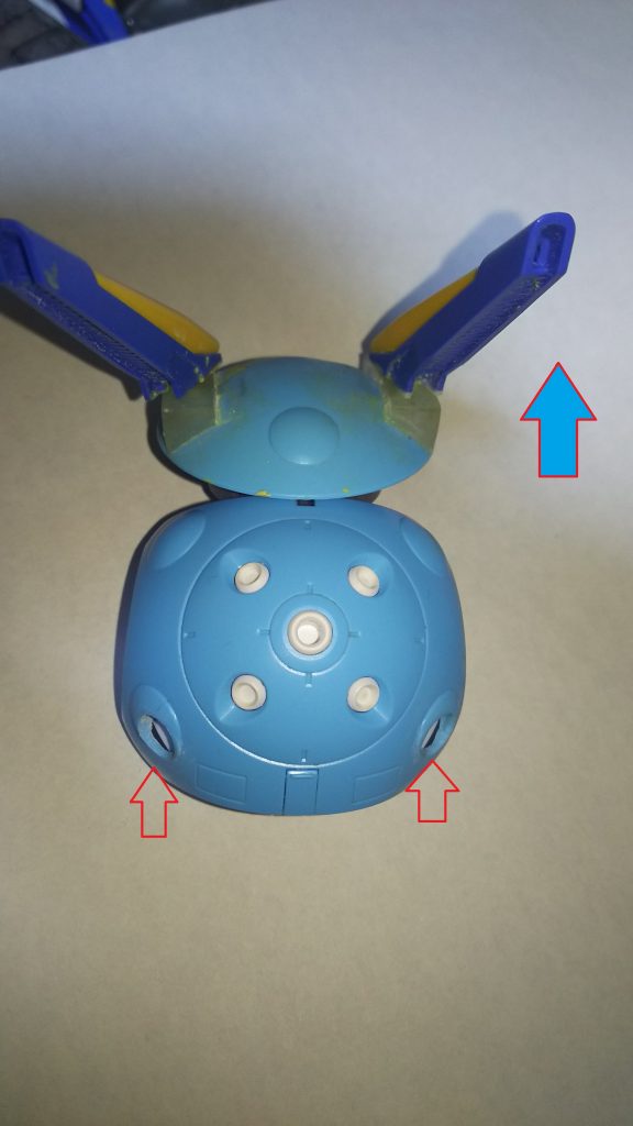 エルガイムをみてポセイダル(ミアン)の背中の棒みたいなのについてるマントをみてこれでいこう!と思った。
接続にはボールジョイントを使うことにしたため、
背中のパーツをハンダゴテで溶かして穴をあけたところ・・・・
上下を間違えていた!
仕方ないのでここにはバーニアを入れてごまかすことに・・・
