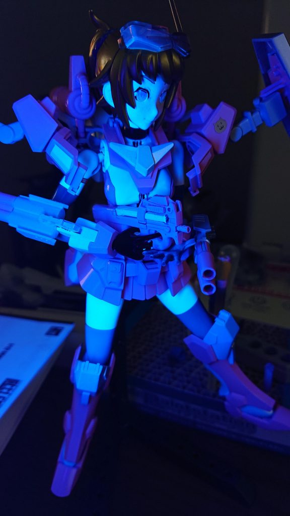 投稿時にブラックライトを持ってなかったので追加します
今回使った塗料の蛍光クリア、効果の確認をしました
トップコートした部分、塗料に混ぜた部分
どちらもちゃんと効果が出てます(〃∇〃)
使い方考えてやりゃ、かなり楽しめそーな塗料ですね♪