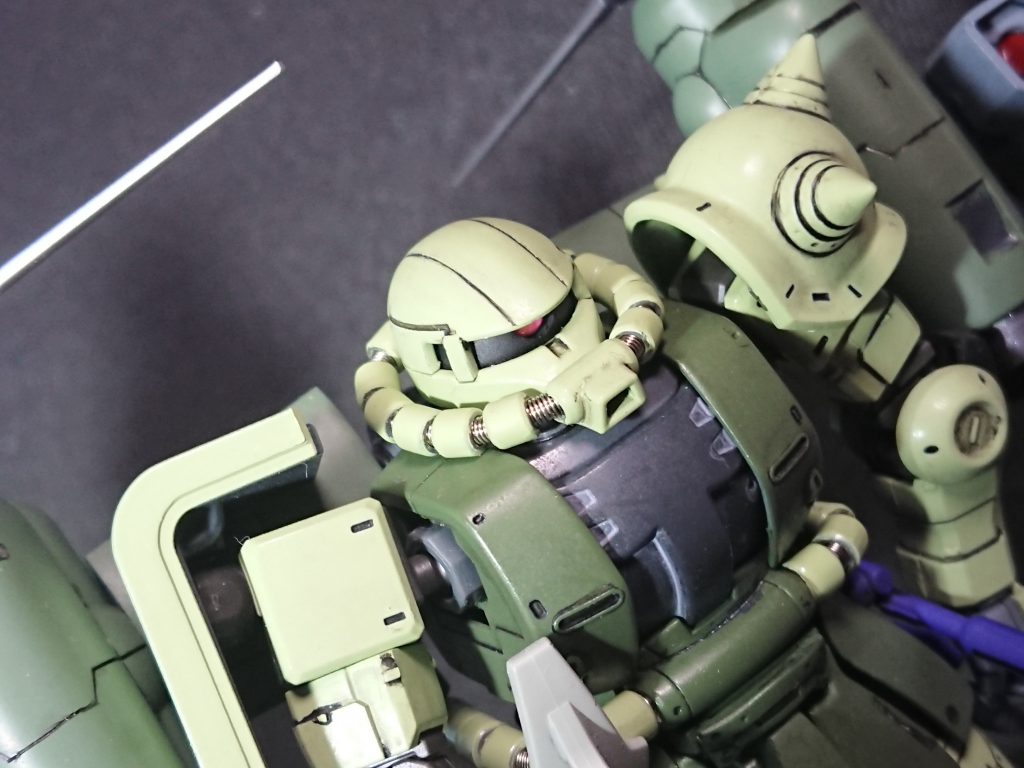 おっさんB「あれ?こっちはモノアイ光らないんだな?」
僕「実は、こっちから先に作ったんだよ。手の掛かり方もこっちが少なくて楽に作ったんだわ。腕の継ぎ目も消して無ぇ。」