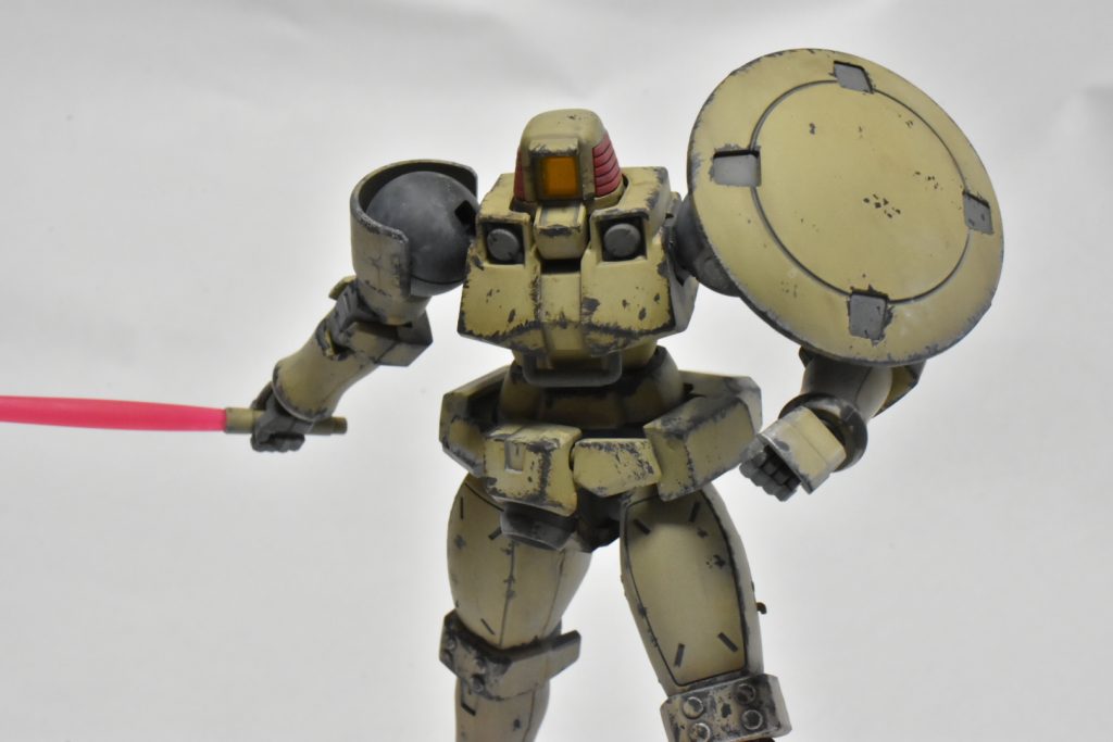 ビームサーベルを持った状態。ウェザリングも含めて、｢歴戦のMS｣をイメージし、盾を装備したバージョンを選択しました。