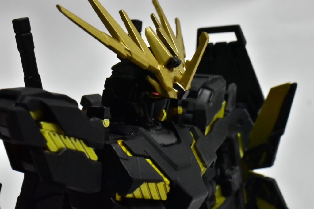 角は、メッキ調で塗装された金色、サイコフレームは光を放つ金色のイメージで塗り分けをしました。アニメ版との違いである武装と襟のパーツはキットに入っているものをそのまま使用しました。