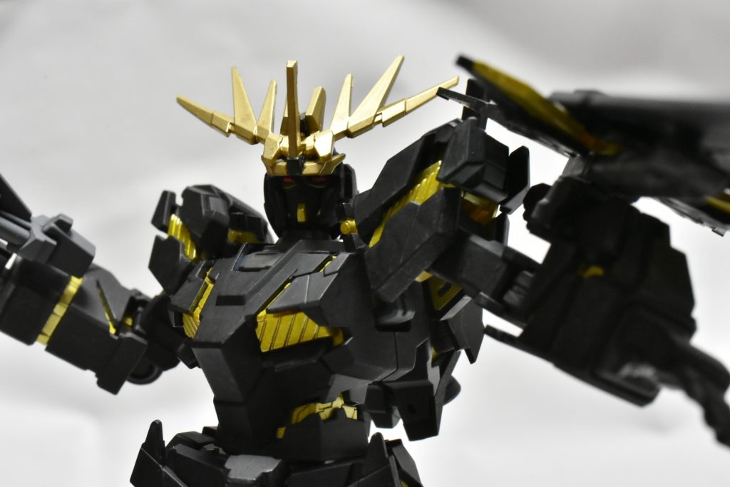 装甲はつや消し、サイコフレームは光沢のトップコートを使用し、サイコフレームの発行を表現しました。