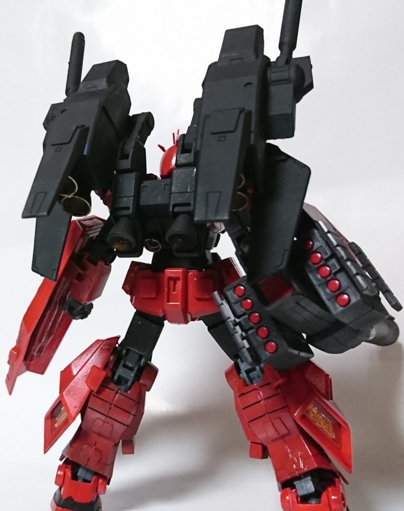 バックパックはトローペンのものをベースに換装用のアームをつけて高機動とｷｬﾉﾝを換装式に
サイドの3ミリ穴にガトリングからのアーム接続