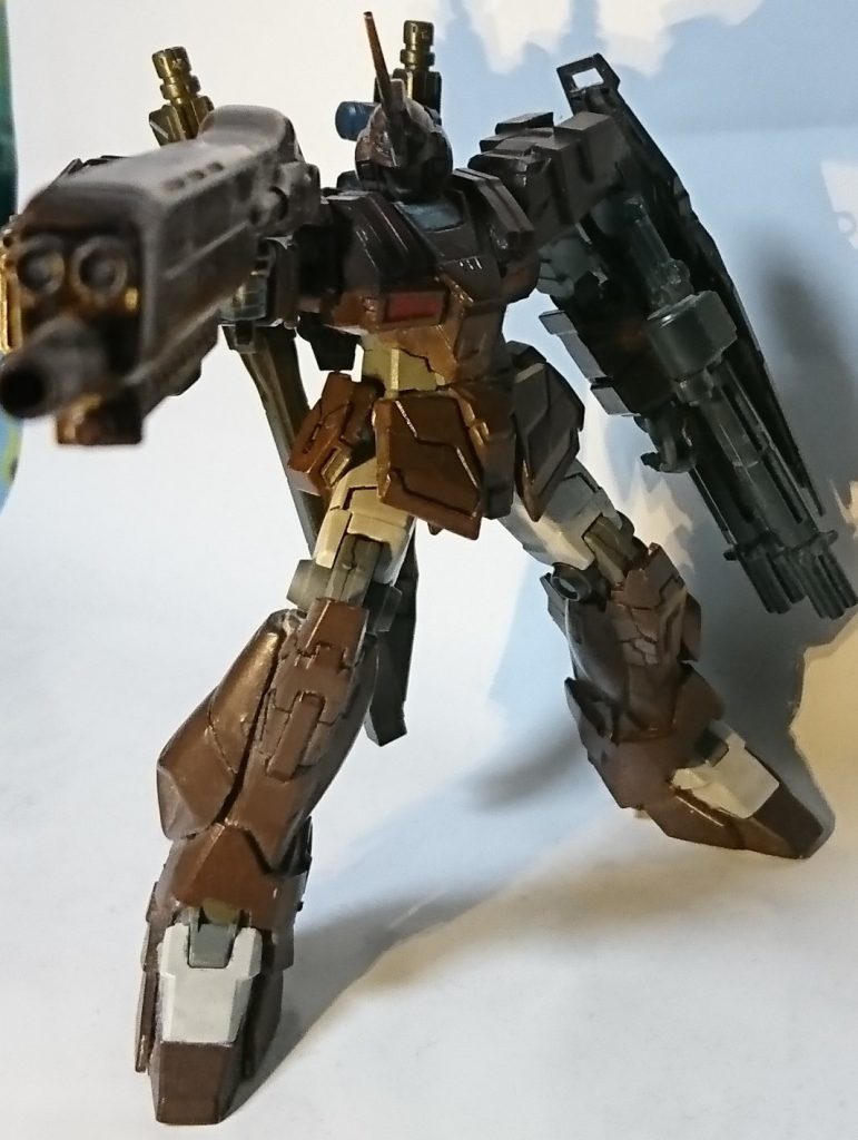 いつものようにＦＡの装甲切り貼り　脚部は旧キットのアレックスのスラスター
左腕はユニコーン用ガトリングにするとハイパーメガライフルと干渉するのでＥＷヘビーアームズのガトリング