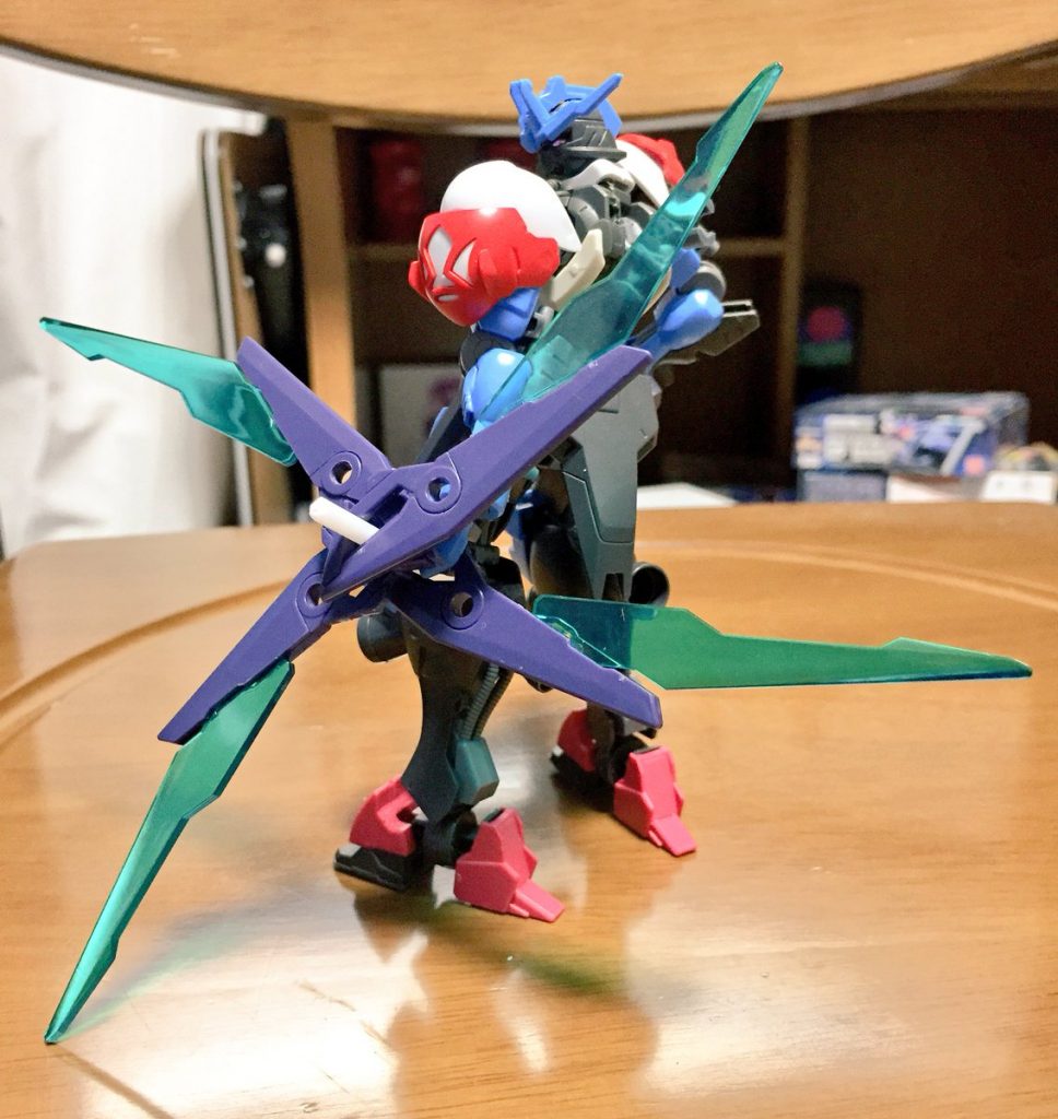 実は手裏剣型にして持たせると保持するのがすごい大変です。