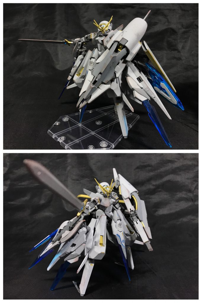 ## [アウスラ・コールブランド]
シルフレイの主装備となるナイトソード。
旧大戦時の遺跡においてルントがコアユニットとともに発見した剣で、フレッシルの指揮官仕様機であるフレッシル・アウスラ専用装備の一つだと考えられている。

刃部分には既にその精錬技術が失われ、現在では精錬することが不可能なダマスカス鋼が用いられており、現在一般に用いられている剣とは一線を画する性能を誇る。

また、柄の部分にはルントの手により、風の魔力を秘めた上級魔石が埋め込まれており、コールブランドに風を纏わせ、魔法剣のように使用することもできる。