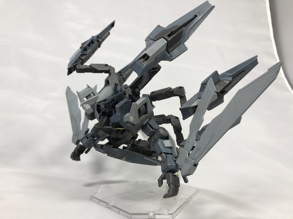 ## [エイハブドライブシステム]
本機に搭載されたエイハブドライブシステムとは、機体背部に6基、機体下部に1基搭載されたエイハブドライブによりエイハブ粒子を圧縮し、機体上部と下部に力場を発生。反発させることにより浮力を得るという浮遊システムのことで、火星にて撃破、回収されたハシュマルの解析データから再現された。

厄祭戦時代の技術であるため、現状では完全な復元には至っておらず、浮力自体はMS2機分は飛行させられる程度の出力を実現したもののMS用エイハブリアクター1基では、出力のほとんどをエイハブドライブシステムに傾けなければ稼働しない代物となってしまった。
結果として鵲は「浮遊できる」だけのMSであり、機動力はあるものの戦闘力は著しく低下する結果となった。