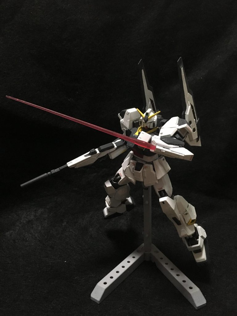 ビームサーベルは腕部に増設されたラックに収納。収納状態でビームを発振させることでビームトンファーとしても使用可能。上述のビームライフルやトンファーなど後のAE系ガンダムの要素を(申し訳程度に)採用しました。