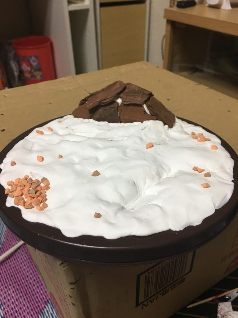 ジオラマ製作
100均のターンテーブルに粘土、インテリアバーク、カラーゼオライト
…なんだかとっても美味しそう…