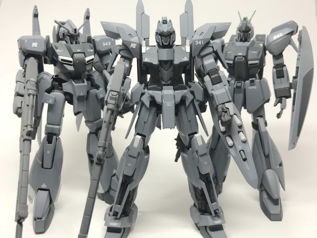 最後に集合写真です。
分かりにくいかもしれませんが、この
三機はロンド・ベル所属機という設定で
部隊マークを貼ってます。