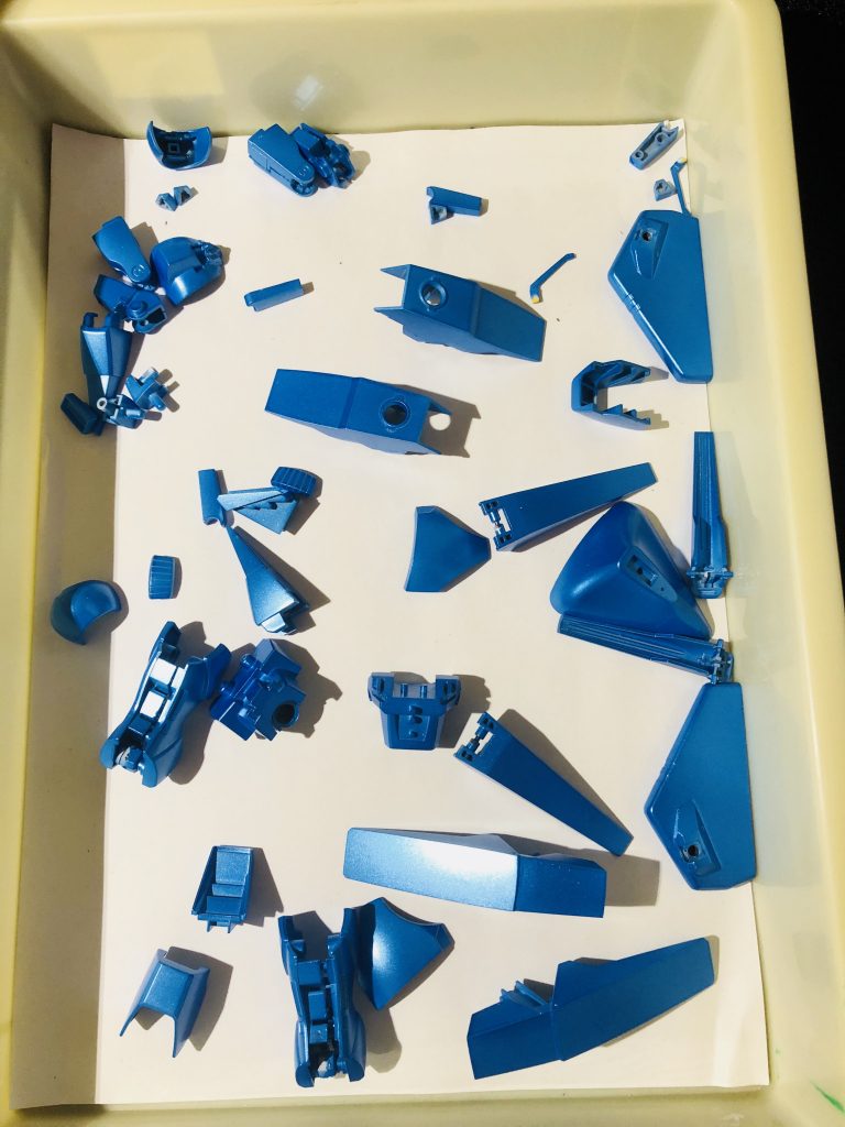 こんな感じで塗っては重ねての繰り返しです。今回はメタル塗装の重ね掛けした色の調整具合の実験も兼ねました。