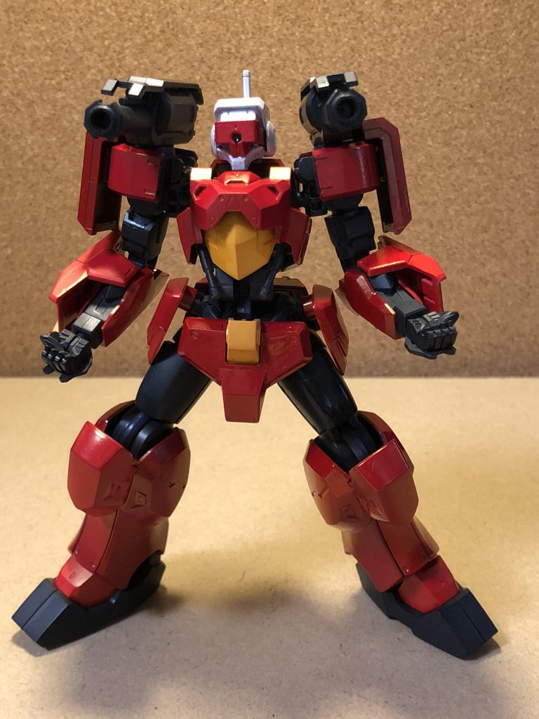 砲撃構え
本来のガンキャノンとは違い首筋ではなく肩の真上辺りに砲身があります