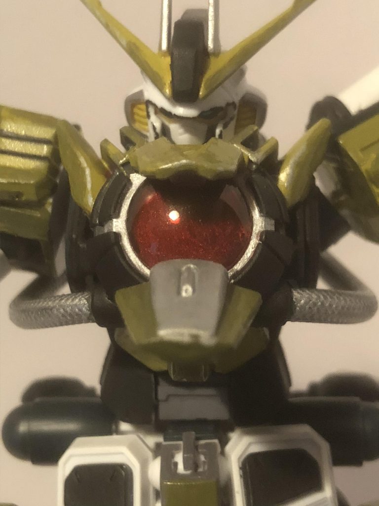 「マルスリアクター」
本機体の動力源。エイハブ粒子を蓄積するコンデンサの役割と、全身に粒子を伝達させる役割を持つ。リミッターを解除すれば、トゥプシマティという機能により、周囲の電磁波の流れを追って、ある種の予測行動を取れるようになる。