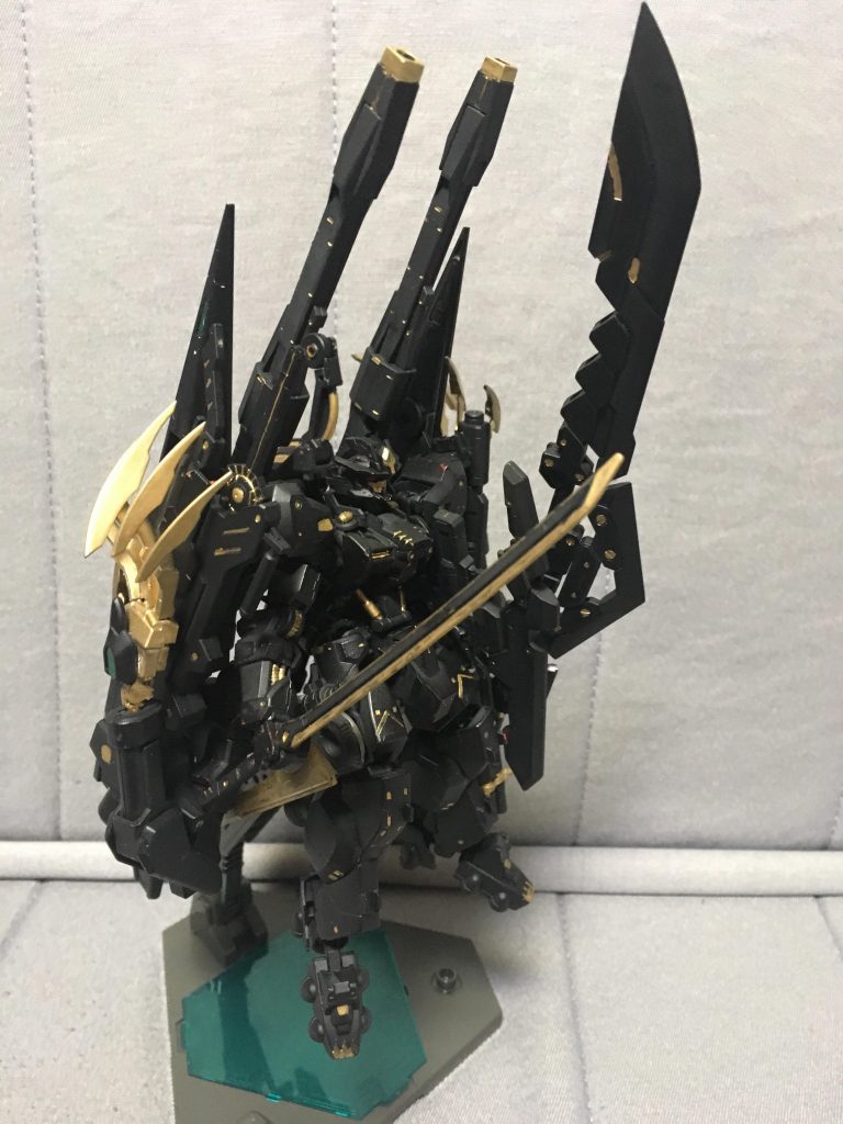 社会人になって初のガンプラ
結局部品を付けて色を塗っただけになってしまいました。次の作品ではもっとオリジナリティを出していくためにパテなどを使いサーフェイサーなども使い丁寧に制作していきたいです!