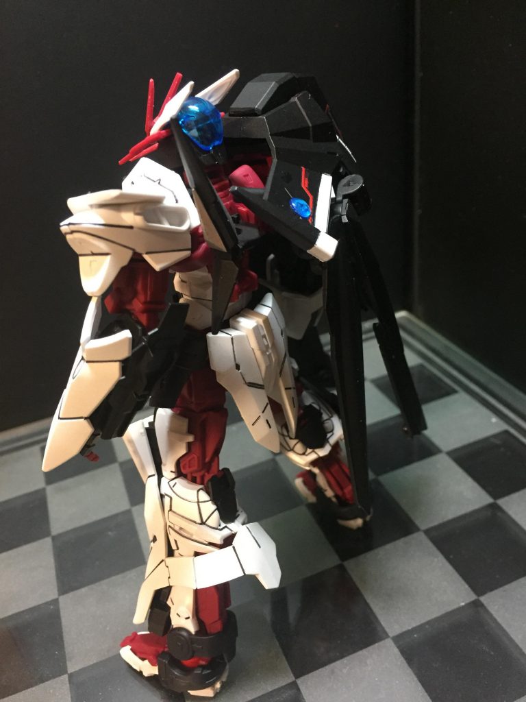 装甲は全塗装、フレームはツヤ消しのみです
申し訳程度のデカールはRGレッドフレームのものを使用しました