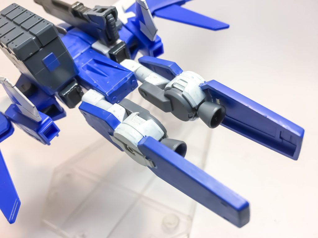 ゼロストライカー後部
中型のバーニア2基はフレキシブルに可動できる。
また、微弱ではあるがこちらもGNフィールドを発生させる事が可能。