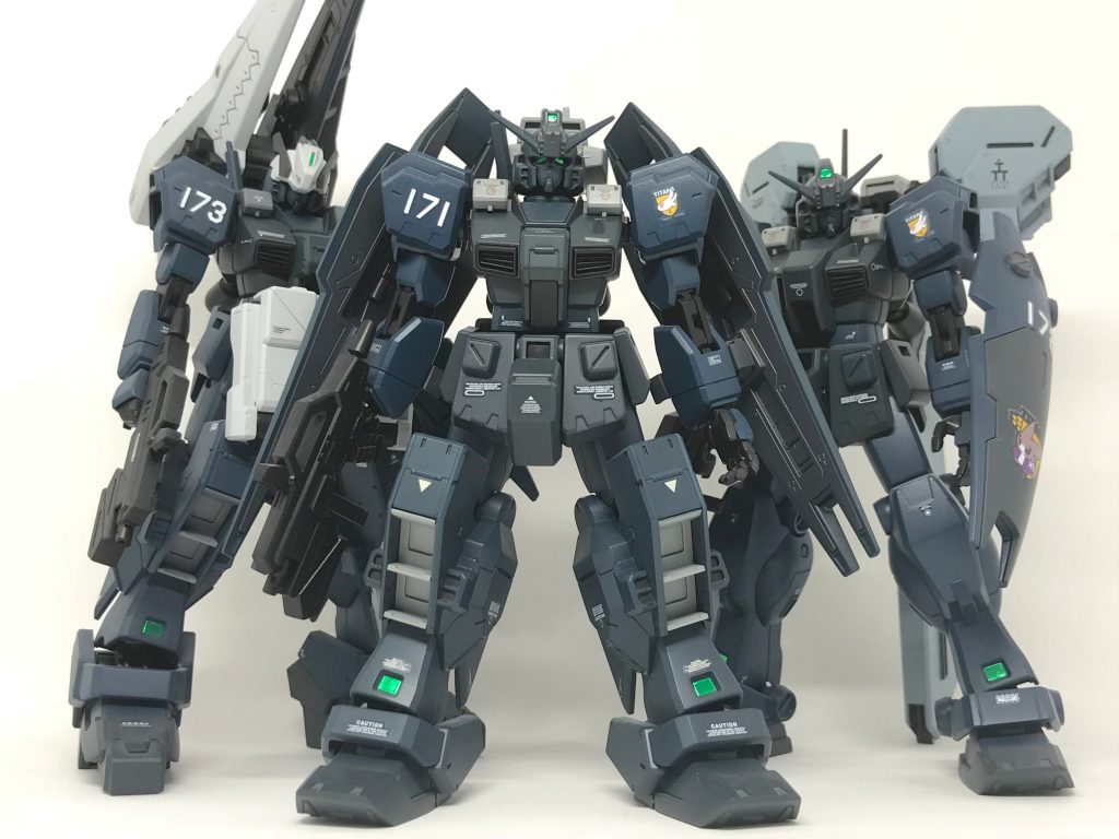 最後に第17部隊 第一小隊の集合写真。
機体と 機体番号は以下の通りです。
    ●171号機    ヘイズル カスタム
    ●172号機    ヘイズルⅡ
    ●173号機    アドバンスド ヘイズル