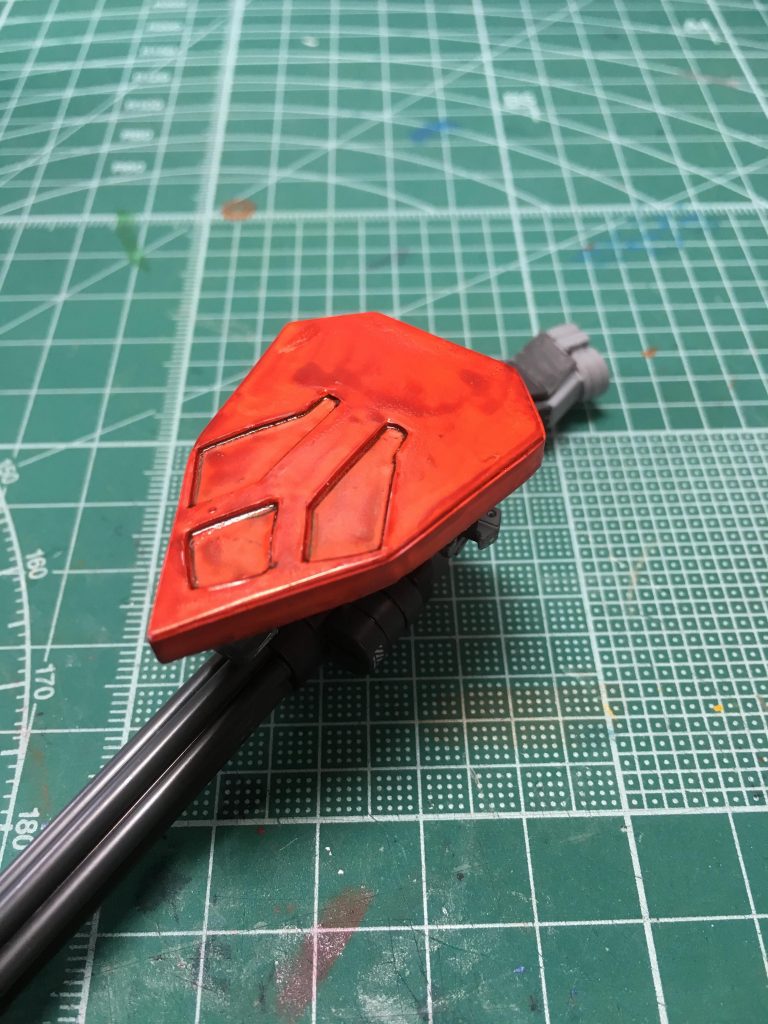 　シールドはディテールをくりぬいたプラ板を貼って二層構造にし、裏側はタミヤのL字型プラ材を補強に使い、周囲をプラ板で囲みました。接続はガトリングに付属のフォアグリップを使用。